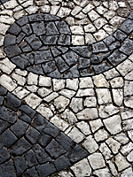 Calçamento em mosaico de mármore dolomítico e diabásio. Curitiba, PR